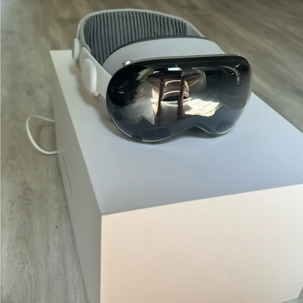 Apple Vision Pro Headset - Black and Silver